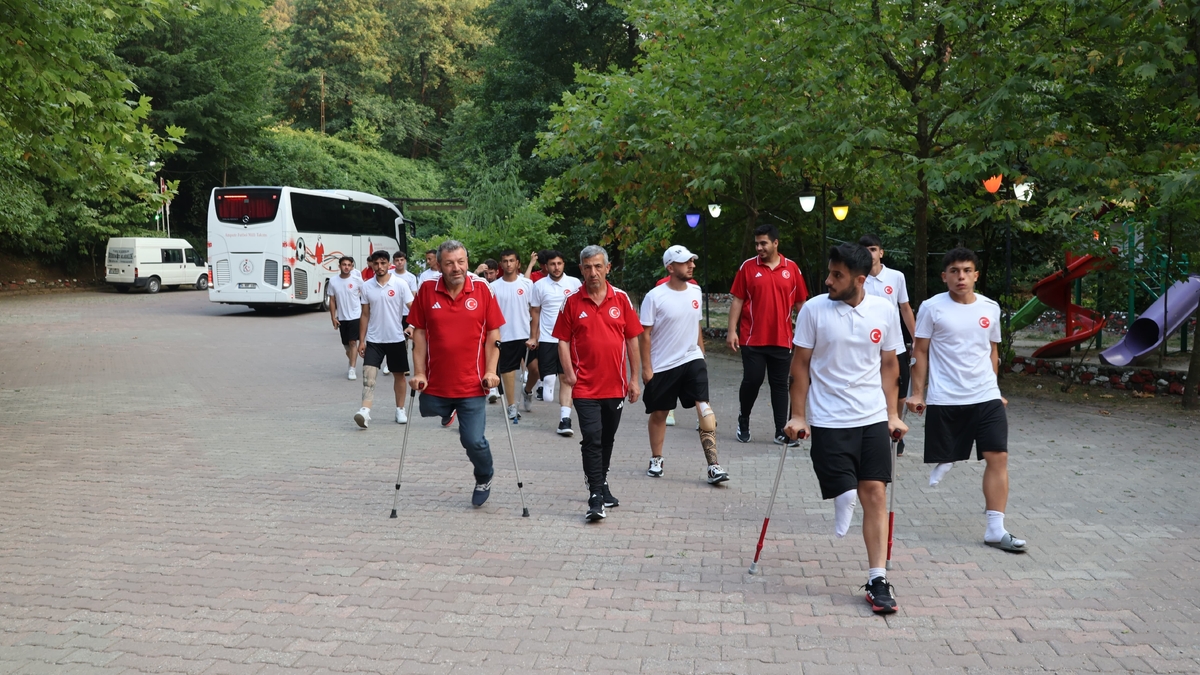 Akyazı’da Örnek Buluşma: Karaoğlan, Sporcularla Bir Arada