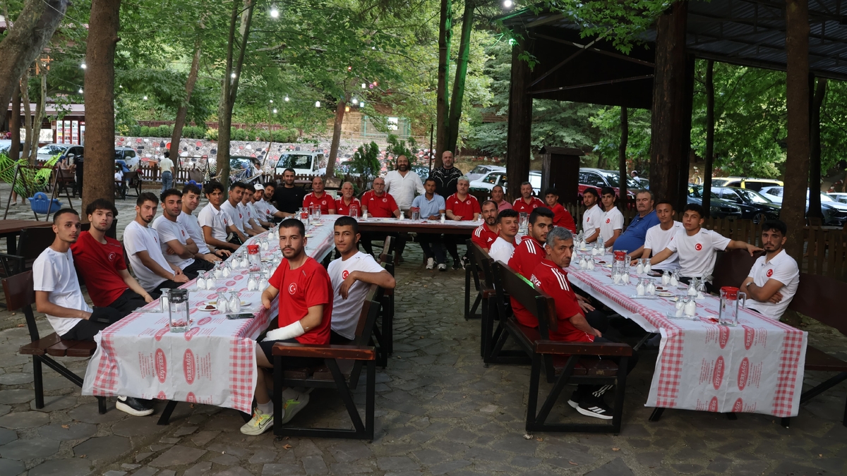 Akyazı’da Örnek Buluşma: Karaoğlan, Sporcularla Bir Arada