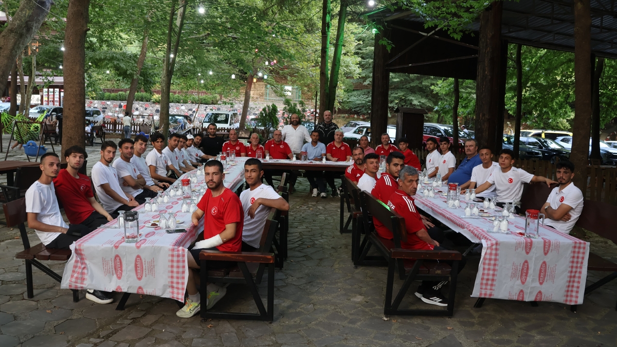 Akyazı’da Örnek Buluşma: Karaoğlan, Sporcularla Bir Arada