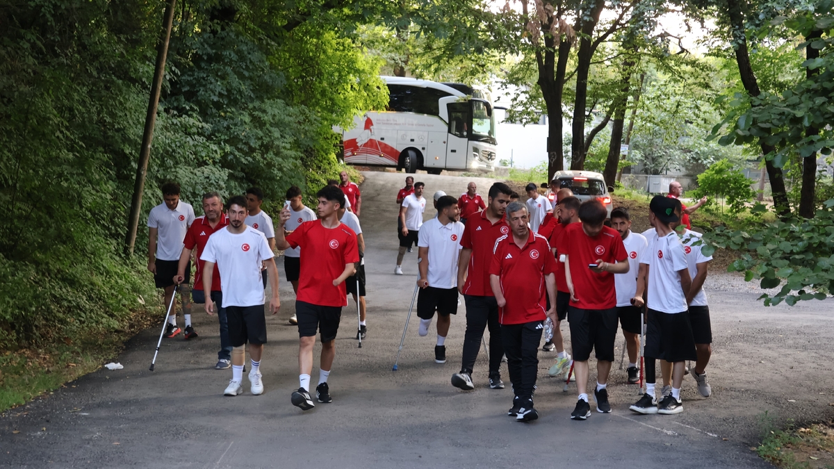 Akyazı’da Örnek Buluşma: Karaoğlan, Sporcularla Bir Arada