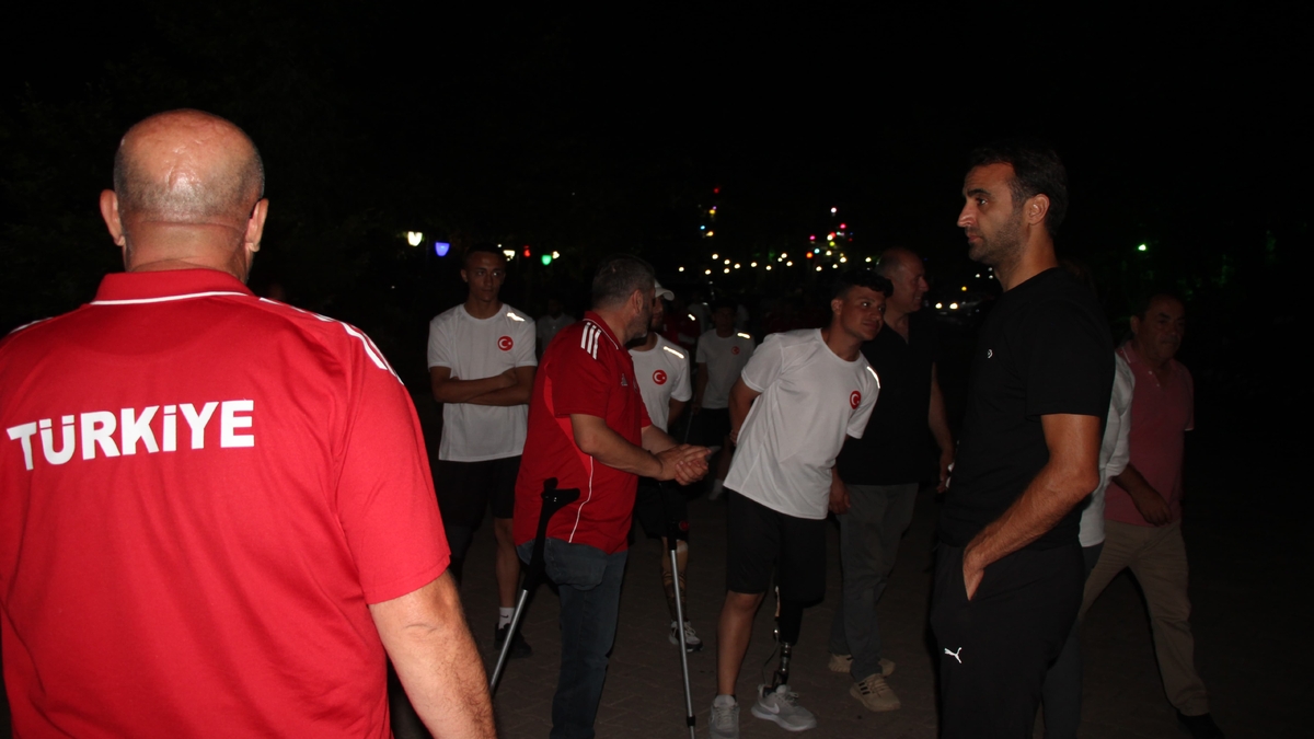 Akyazı’da Örnek Buluşma: Karaoğlan, Sporcularla Bir Arada