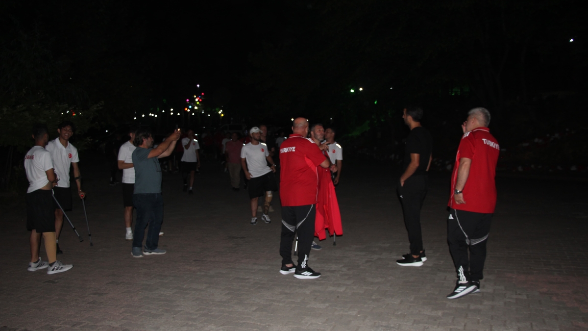 Akyazı’da Örnek Buluşma: Karaoğlan, Sporcularla Bir Arada