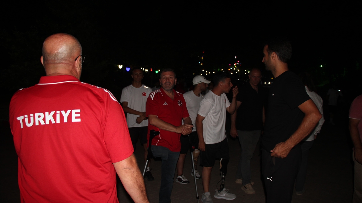 Akyazı’da Örnek Buluşma: Karaoğlan, Sporcularla Bir Arada