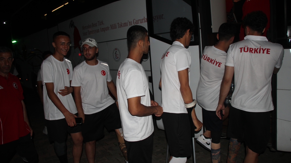 Akyazı’da Örnek Buluşma: Karaoğlan, Sporcularla Bir Arada