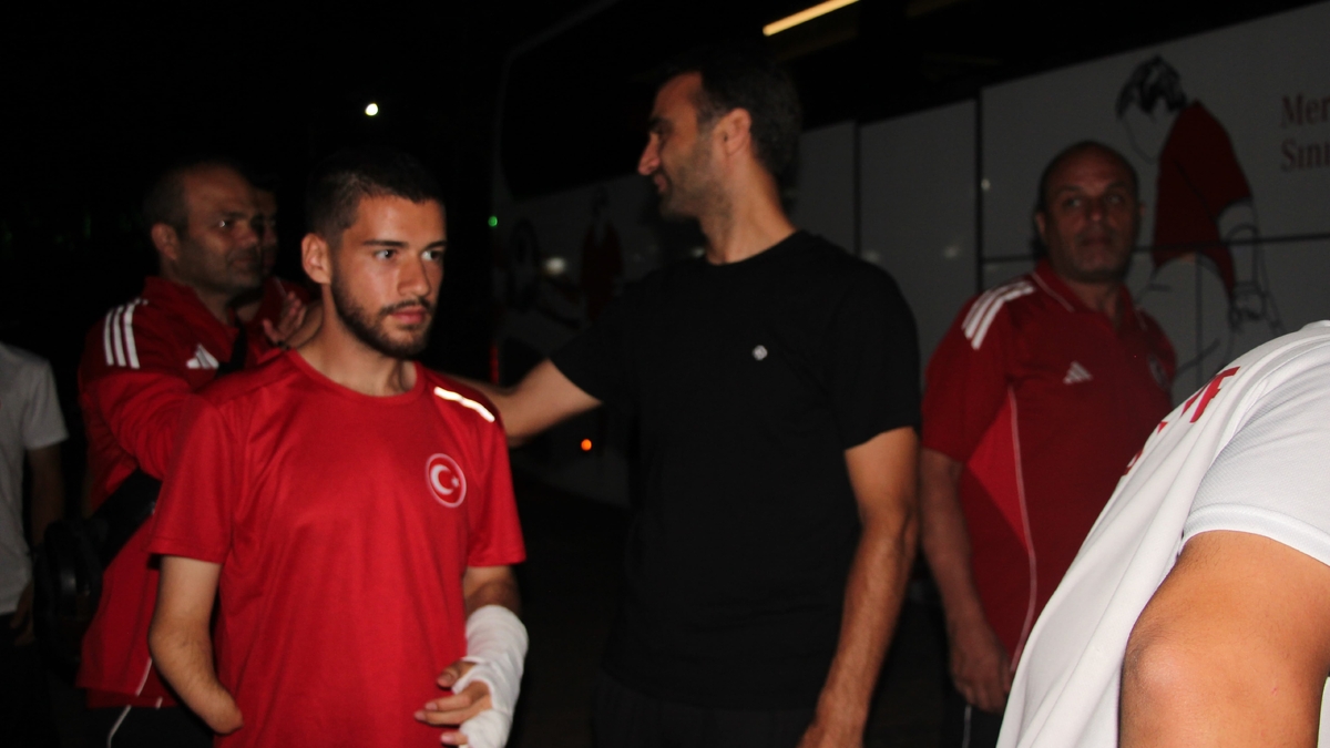 Akyazı’da Örnek Buluşma: Karaoğlan, Sporcularla Bir Arada