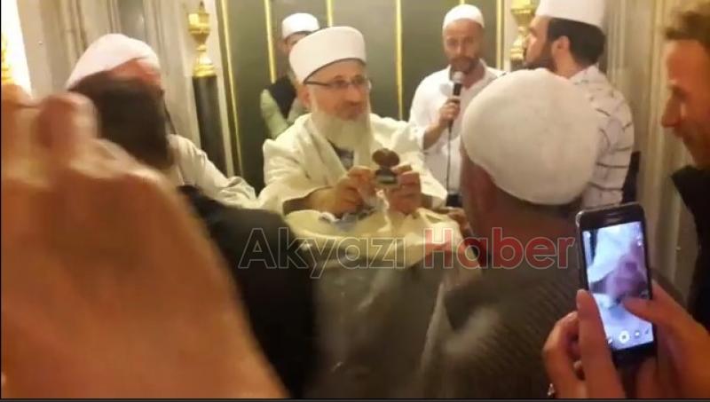 Akyazıda Ramazan ayı dolayısıyla Hz Peygamberin Sakalı Şerifi ziyarete açıldı