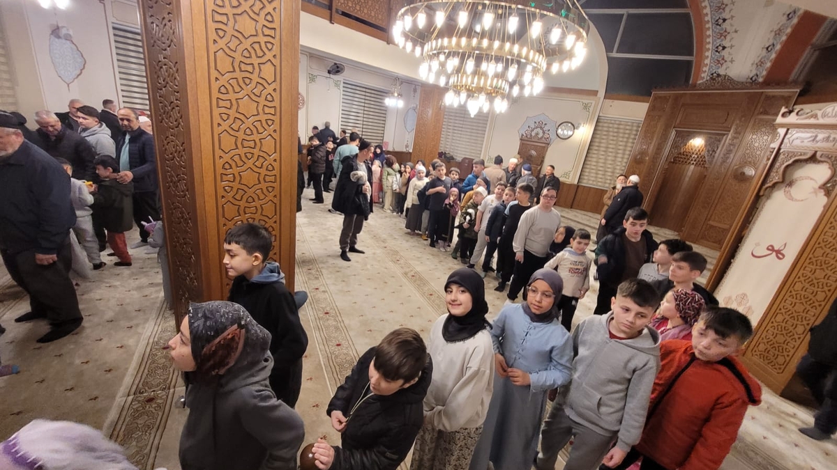 Akyazı’da Son Teravih Çocuklara Hediyelerle Taçlandı