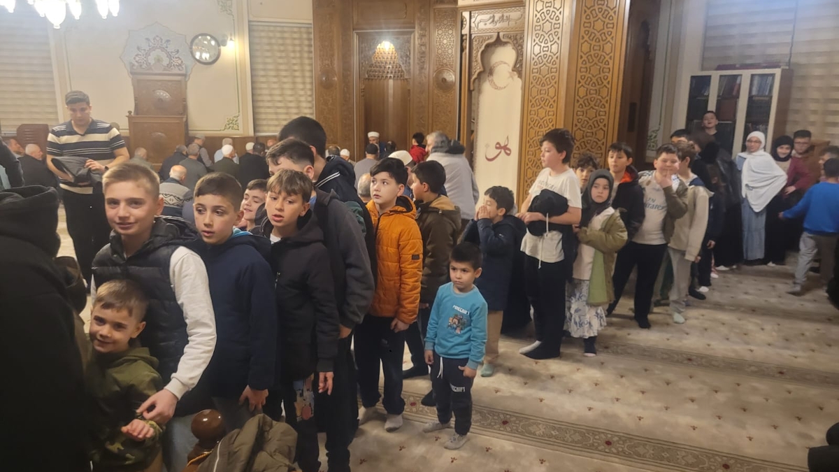 Akyazı’da Son Teravih Çocuklara Hediyelerle Taçlandı