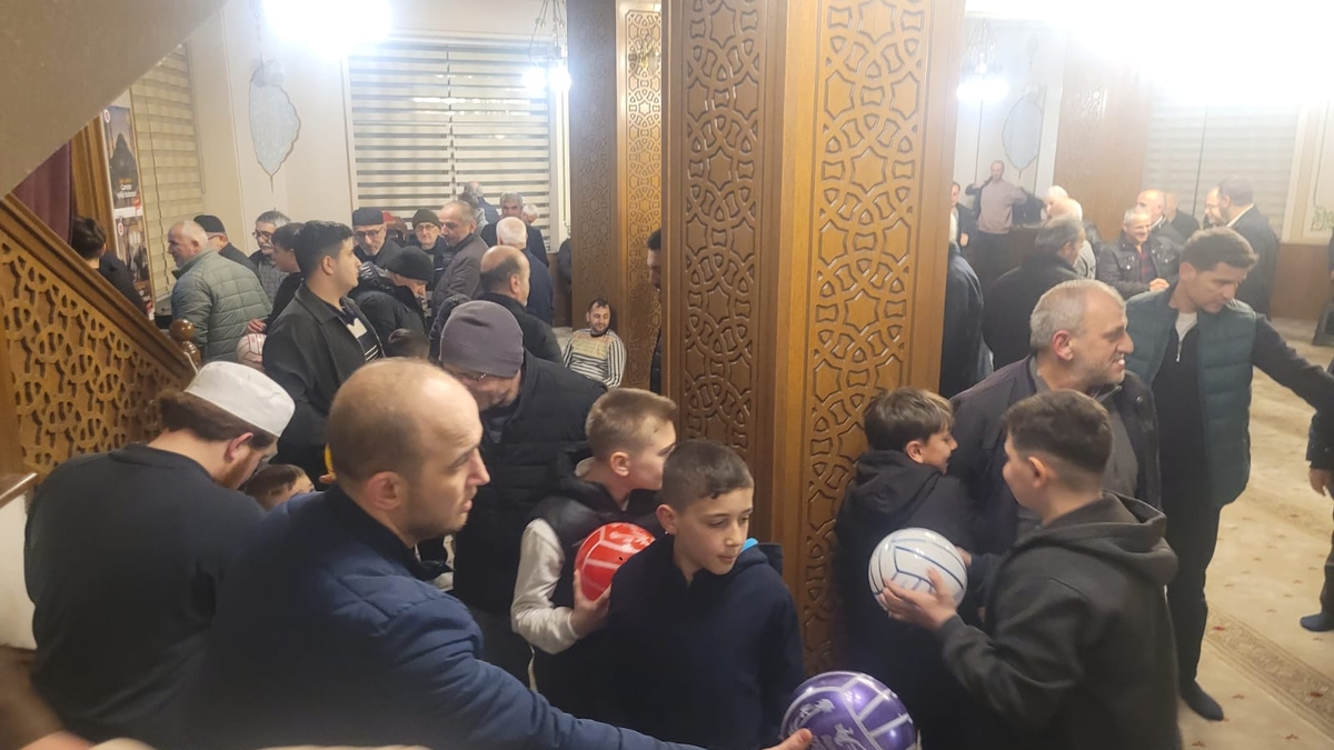 Akyazı’da Son Teravih Çocuklara Hediyelerle Taçlandı