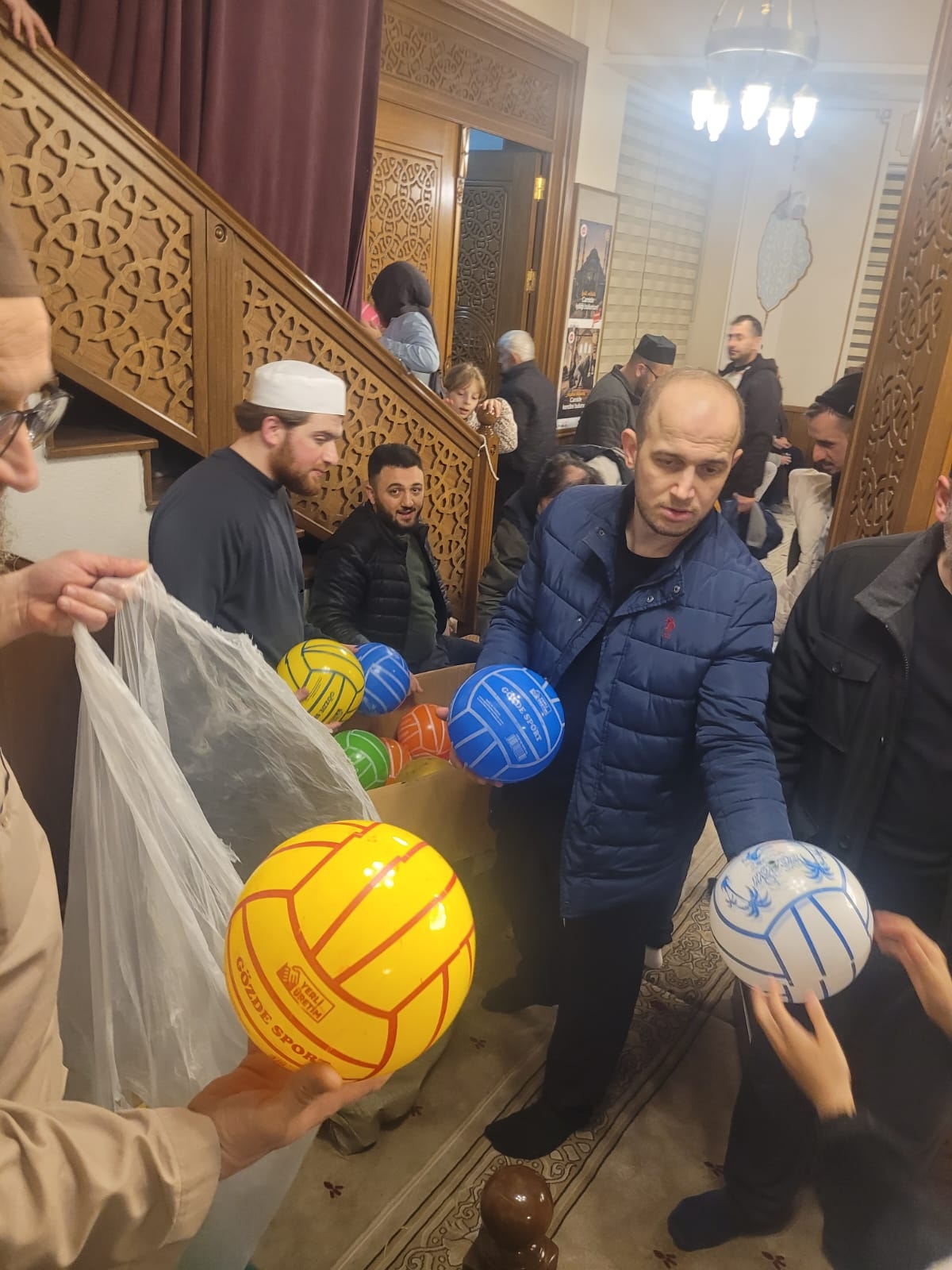 Akyazı’da Son Teravih Çocuklara Hediyelerle Taçlandı