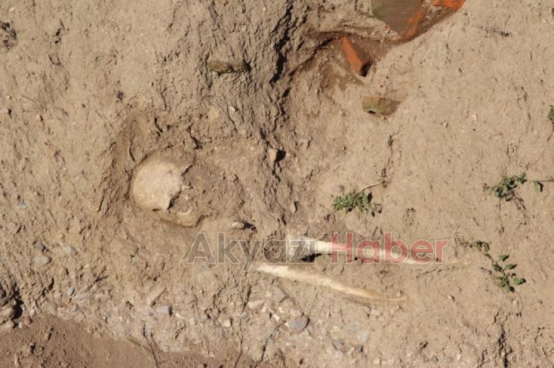 Akyazı'da Tarihi Mezarlar Ortaya Çıktı