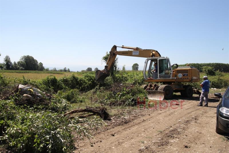 Akyazıda Tarla Yolları, Bakım, Onarım Ve Kanal Temizleme İşlemleri Aralıksız Sürüyor