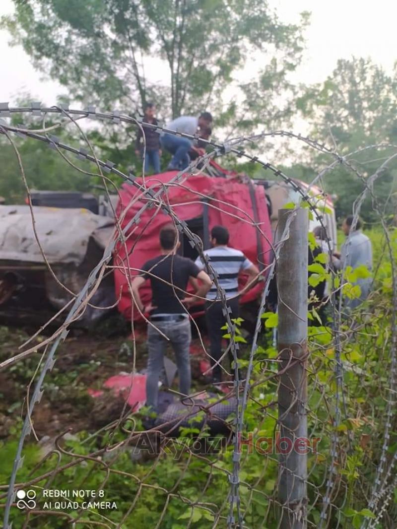 Akyazıda TIR şarampole uçtu