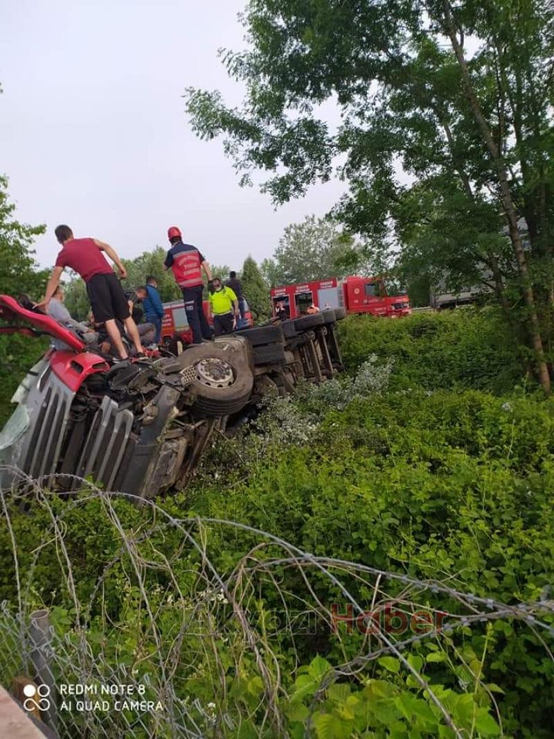 Akyazıda TIR şarampole uçtu