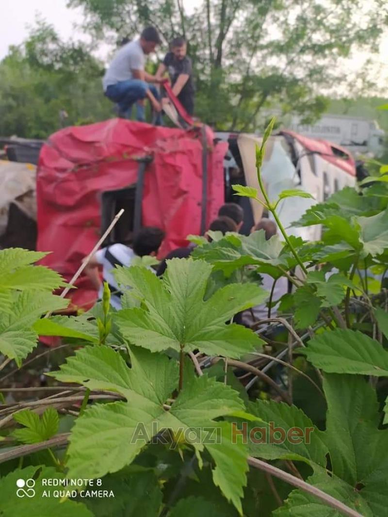 Akyazıda TIR şarampole uçtu