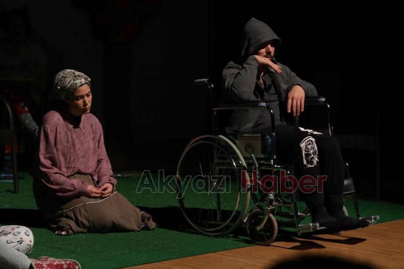AKYAZI’DA TİYATRO GELENEĞİ DEVAM EDİYOR