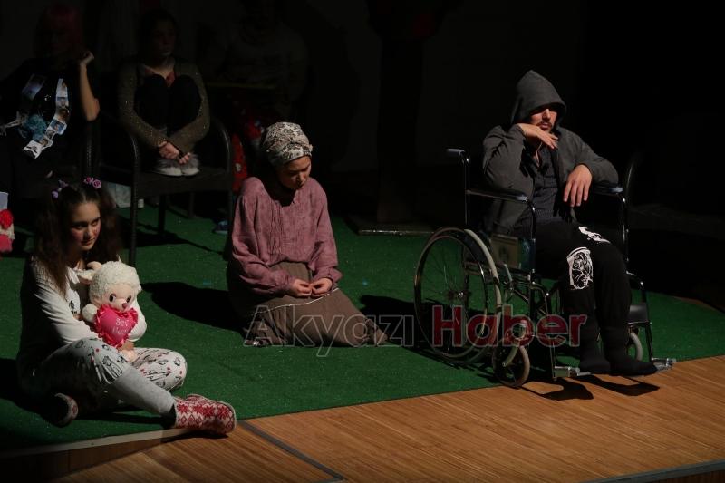 AKYAZI’DA TİYATRO GELENEĞİ DEVAM EDİYOR