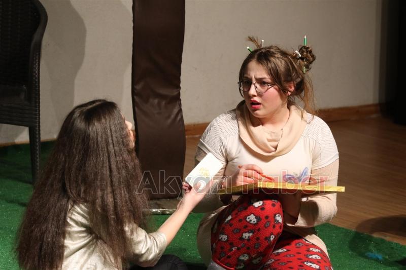 AKYAZI’DA TİYATRO GELENEĞİ DEVAM EDİYOR