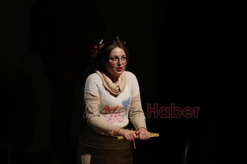 AKYAZI’DA TİYATRO GELENEĞİ DEVAM EDİYOR