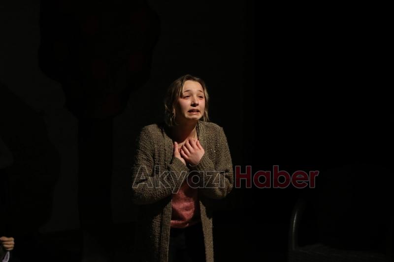 AKYAZI’DA TİYATRO GELENEĞİ DEVAM EDİYOR