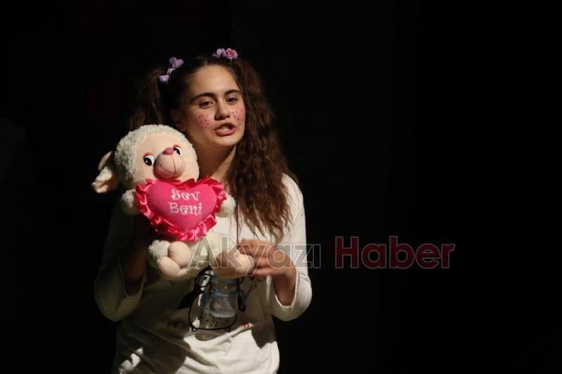 AKYAZI’DA TİYATRO GELENEĞİ DEVAM EDİYOR