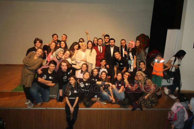 AKYAZI’DA TİYATRO GELENEĞİ DEVAM EDİYOR