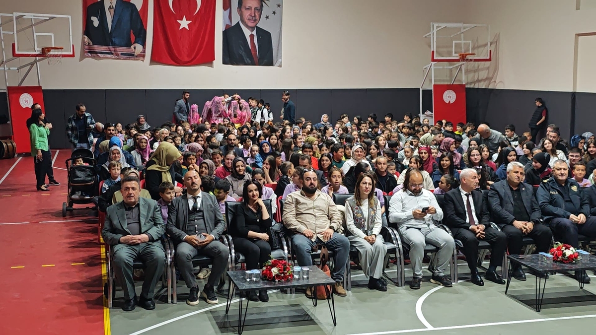 Akyazı’da Türkçe ve kültür şöleni büyük ilgi gördü