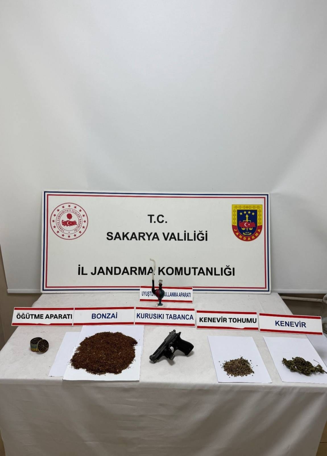 Akyazı’da Uyuşturucu Operasyonu: Bonzai Hammaddesiyle Yakalandılar