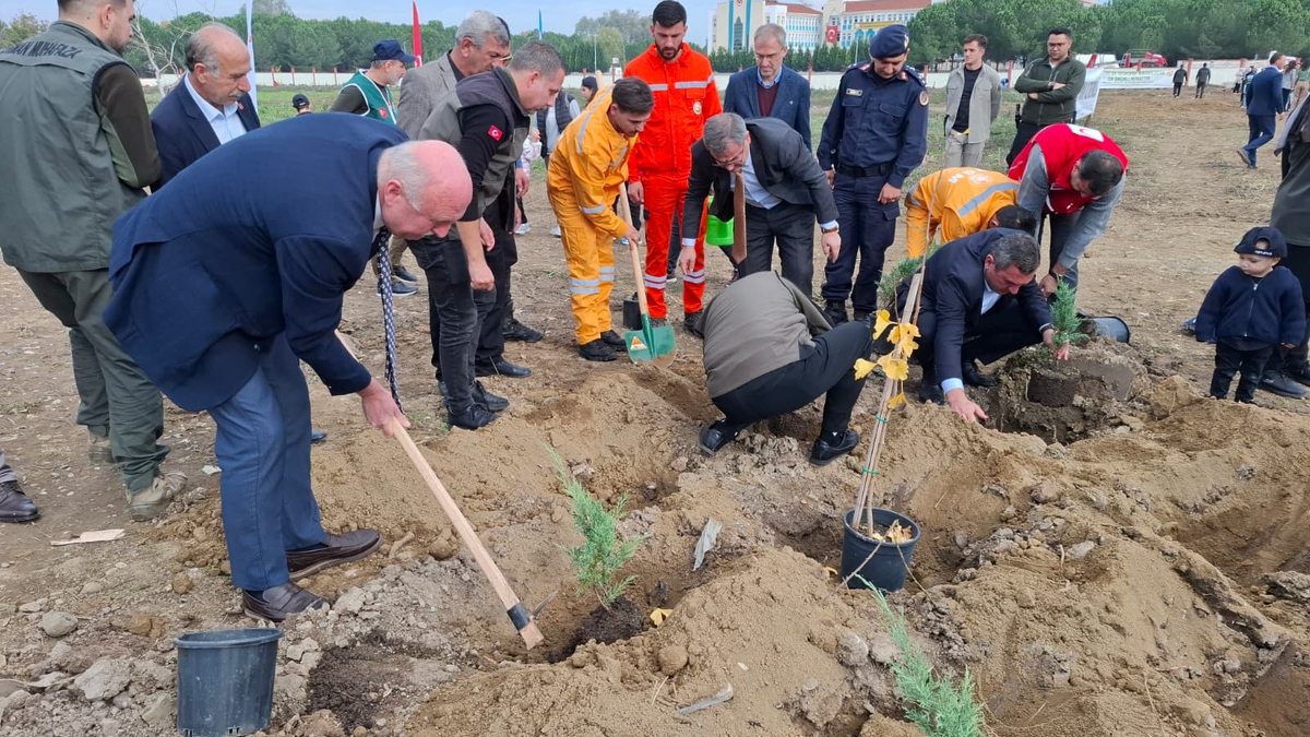 Akyazı’da Yeşil Vatan Seferberliği: 400 Fidan Toprakla Buluştu