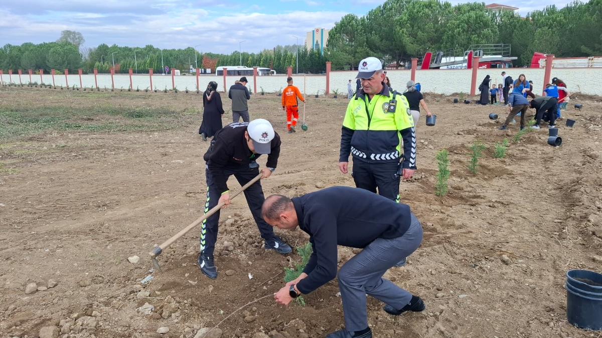 Akyazı’da Yeşil Vatan Seferberliği: 400 Fidan Toprakla Buluştu