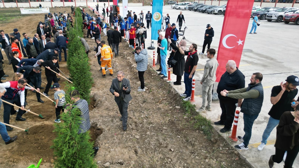 Akyazı’da Yeşil Vatan Seferberliği: 400 Fidan Toprakla Buluştu