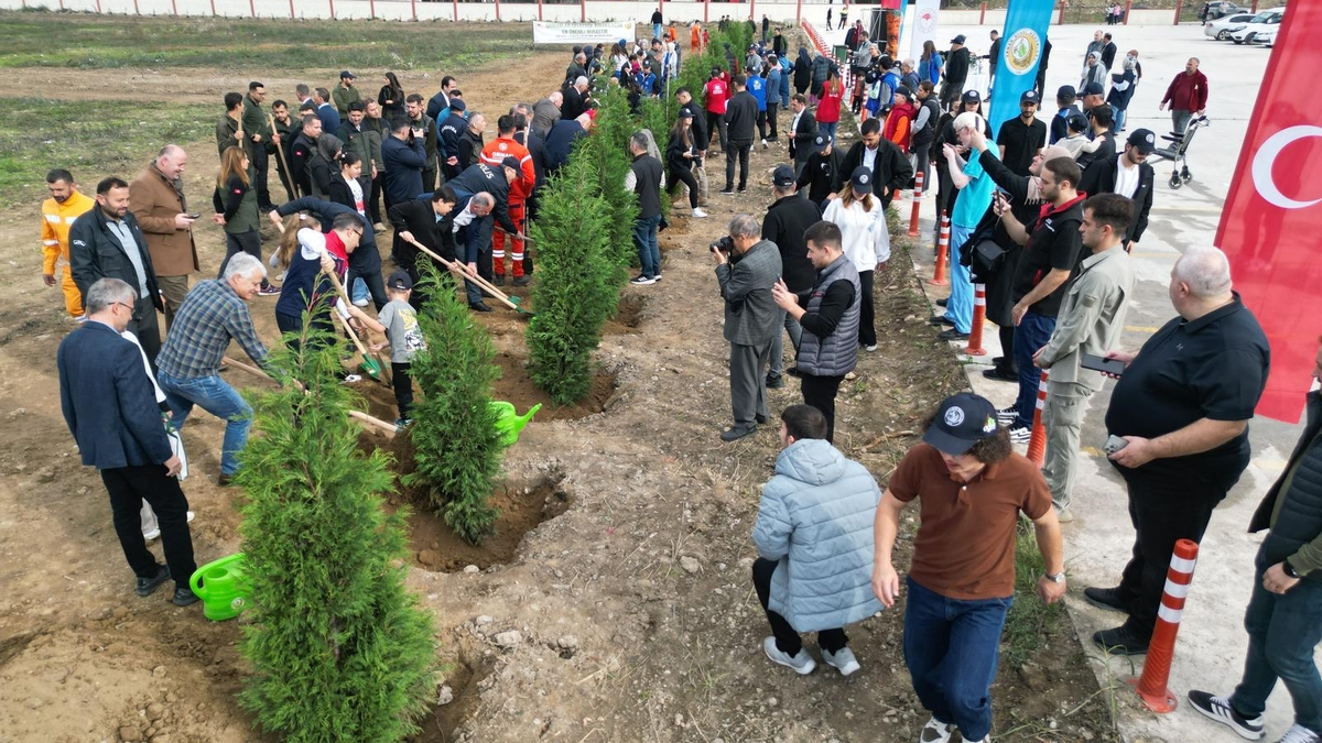 Akyazı’da Yeşil Vatan Seferberliği: 400 Fidan Toprakla Buluştu