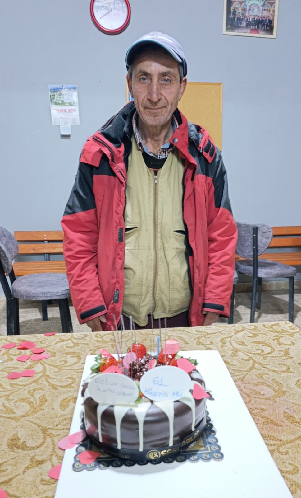 Akyazı’da Yürek Isıtan Sürpriz: 61 Yaşındaki Hüseyin Eren’e İlk Doğum Günü Kutlaması