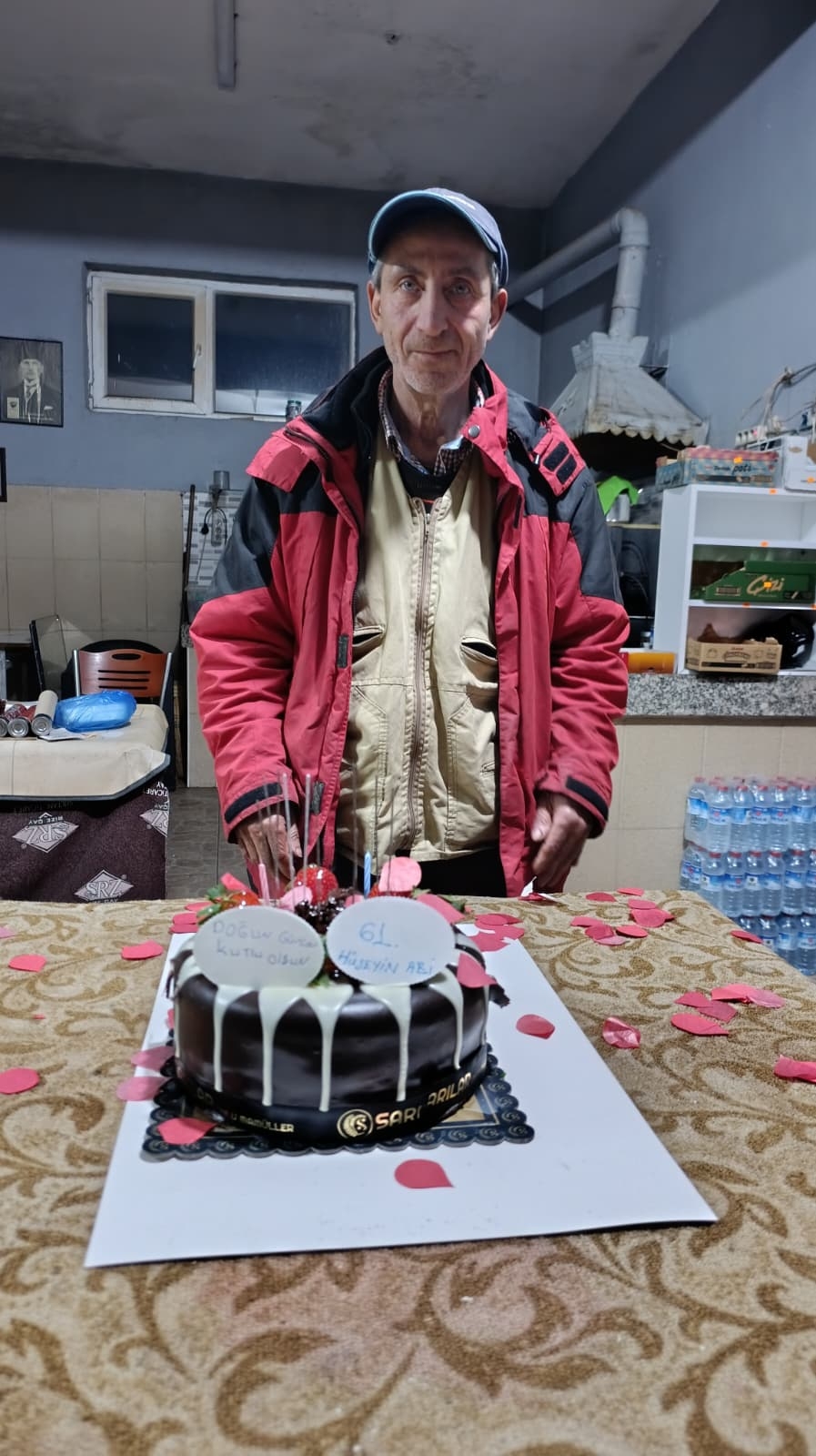 Akyazı’da Yürek Isıtan Sürpriz: 61 Yaşındaki Hüseyin Eren’e İlk Doğum Günü Kutlaması