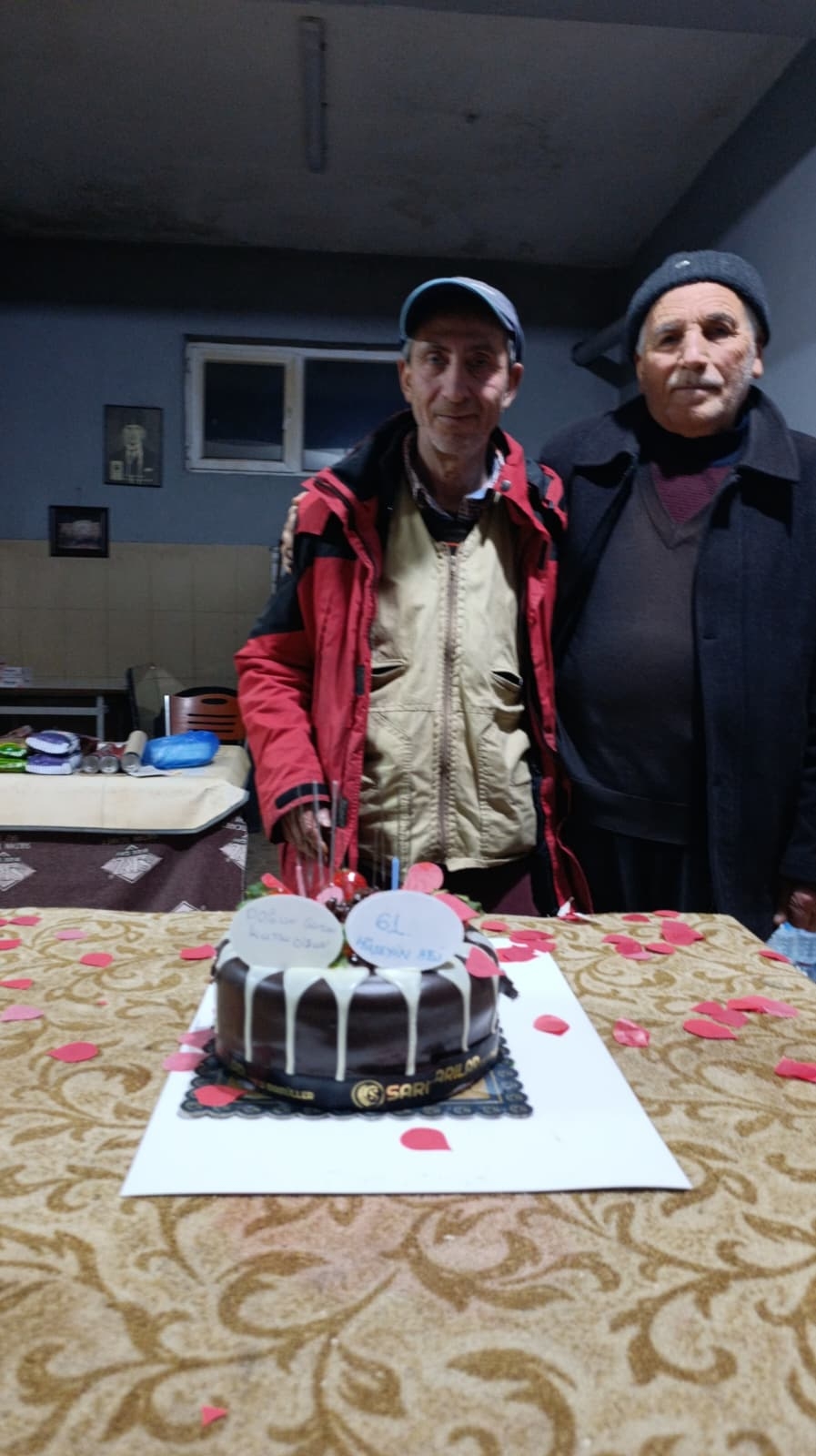 Akyazı’da Yürek Isıtan Sürpriz: 61 Yaşındaki Hüseyin Eren’e İlk Doğum Günü Kutlaması