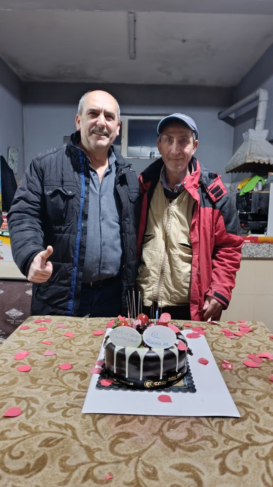 Akyazı’da Yürek Isıtan Sürpriz: 61 Yaşındaki Hüseyin Eren’e İlk Doğum Günü Kutlaması