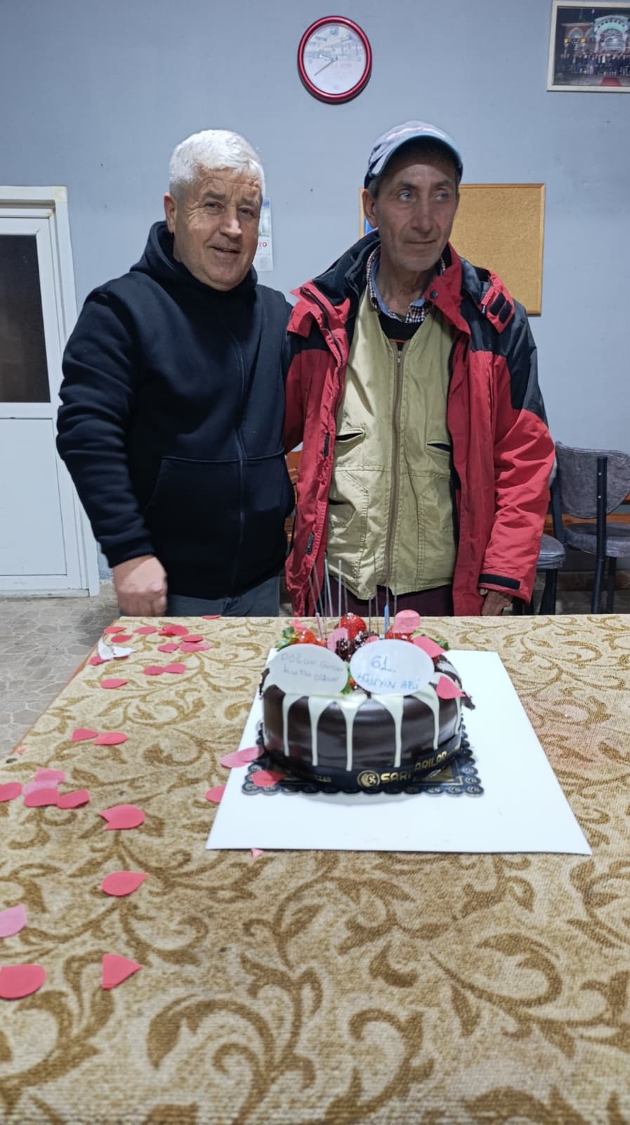 Akyazı’da Yürek Isıtan Sürpriz: 61 Yaşındaki Hüseyin Eren’e İlk Doğum Günü Kutlaması