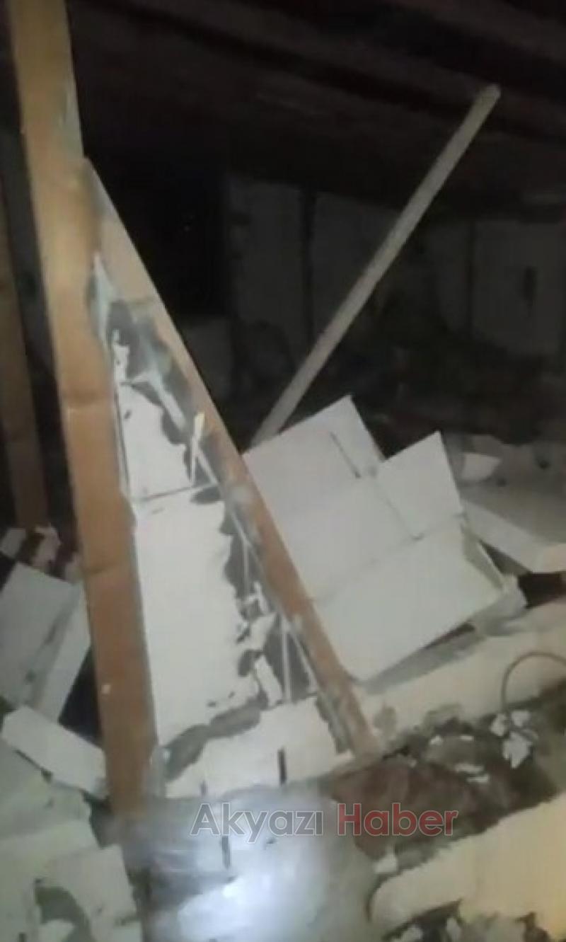 Akyazıdaki Lodos 2 katlı evin çatısını uçurdu