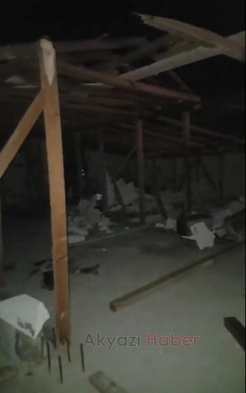 Akyazıdaki Lodos 2 katlı evin çatısını uçurdu