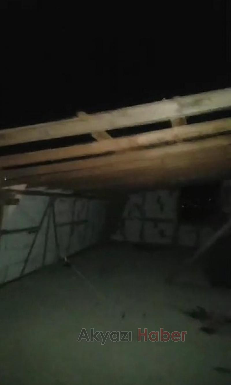 Akyazıdaki Lodos 2 katlı evin çatısını uçurdu