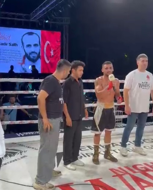 Akyazılı boksör Mustafa Bozan gururlandırdı