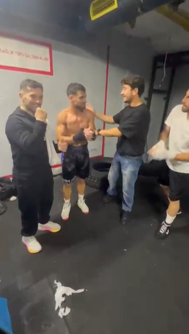 Akyazılı boksör ringin tozunu attırıyor