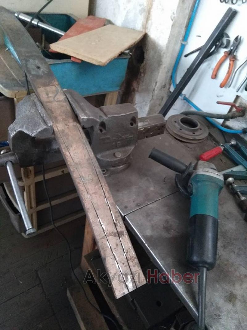 Akyazılı Esnaf Kamyon Makasından Yay Yaptı