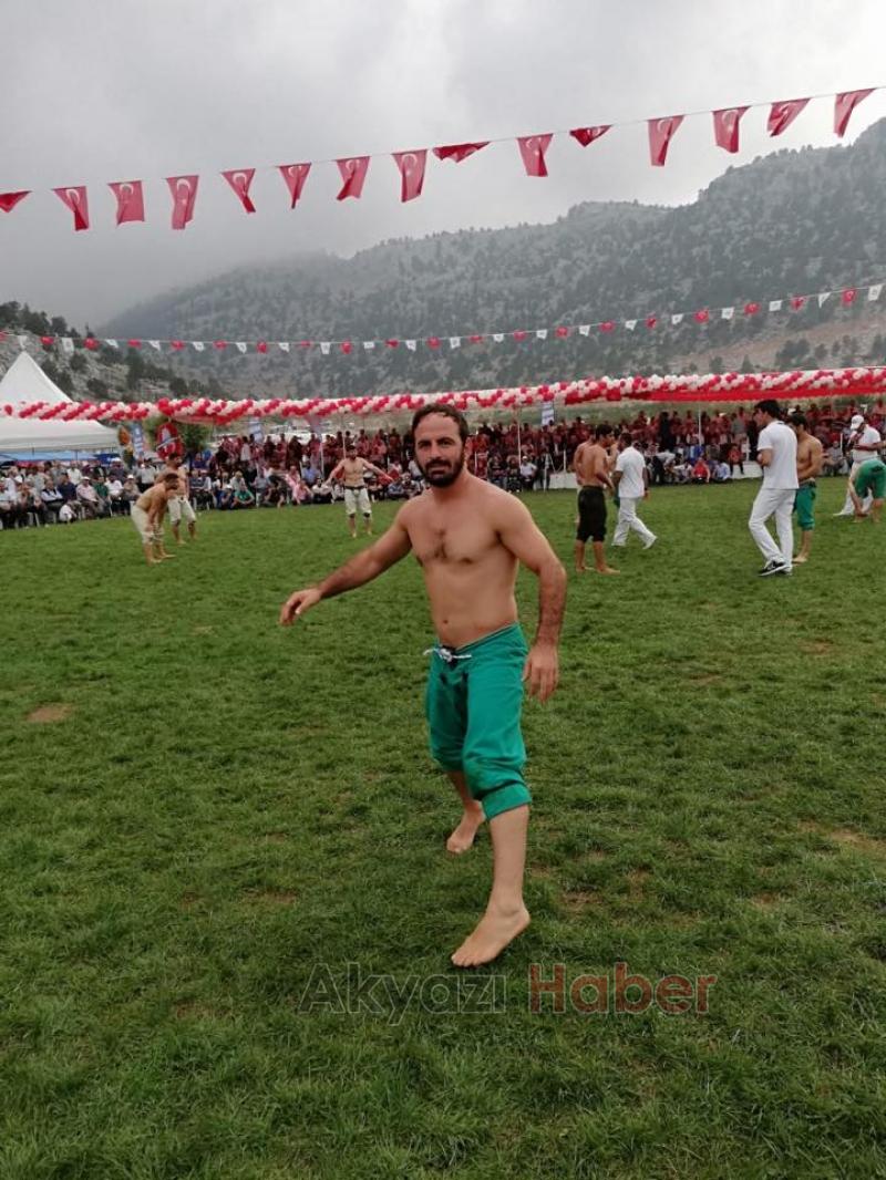 Akyazılı güreşçi Kızıldağ Karakucak Güreşleri'nde kürsüye çıktı
