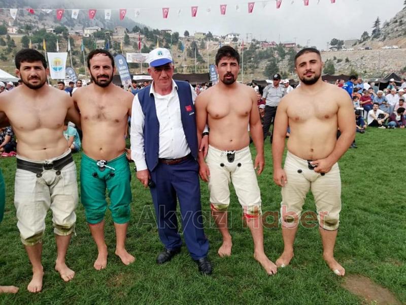 Akyazılı güreşçi Kızıldağ Karakucak Güreşleri'nde kürsüye çıktı