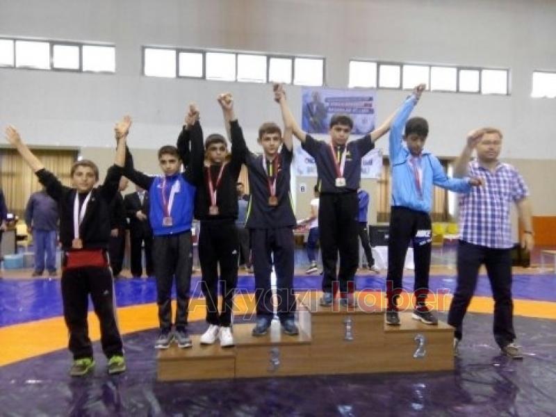 Akyazılı Güreşçiler Başarıya Doymuyor