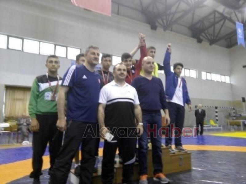 Akyazılı Güreşçiler Başarıya Doymuyor