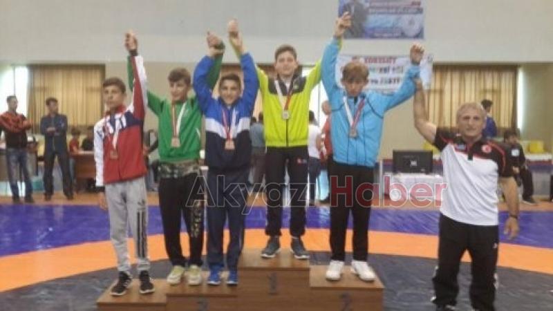 Akyazılı Güreşçiler Başarıya Doymuyor