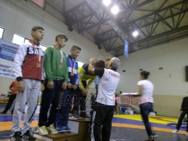 Akyazılı Güreşçiler Başarıya Doymuyor