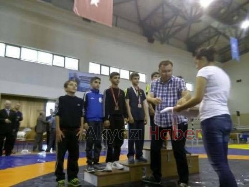 Akyazılı Güreşçiler Başarıya Doymuyor